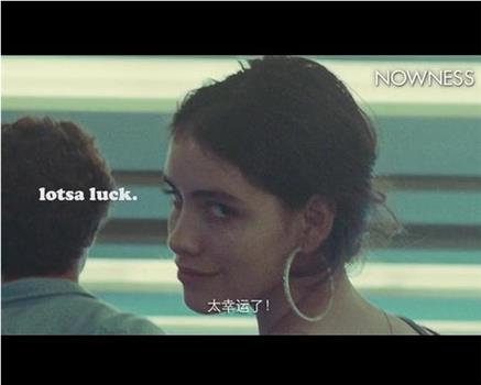 电梯上的女孩观看